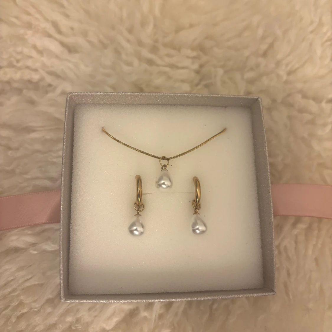 Guldigt halsband och örhängen i presentask