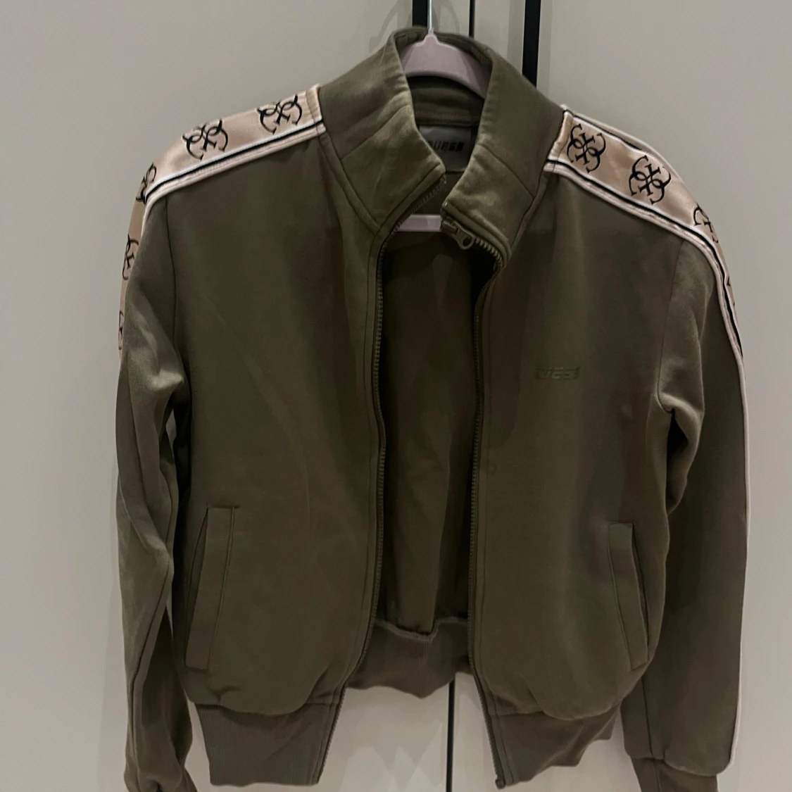 Olivgrön bomberjacka från Guess