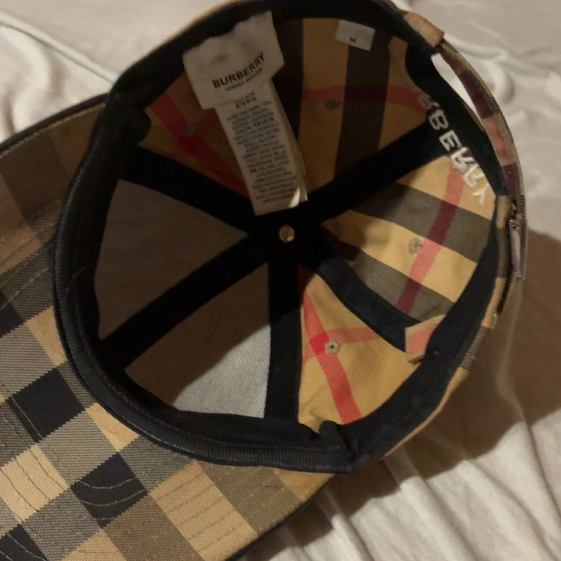 Burberry rutig keps i beige och svart - 1