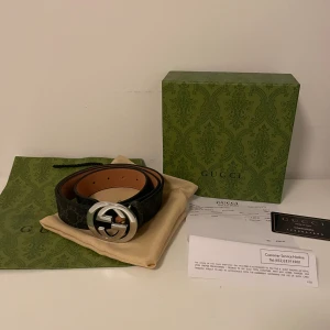 Svart bälte med silvrigt spänne  - Säljer ett helt nytt bälte storlek 115 cm bältet är inte använt en ända gång du får med allt som är på bilden kvitto låda påse osv.