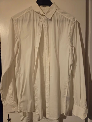 Vit skjorta Dolce & Gabbana  - Vit skjorta Dolce & Gabbana i något tunnare material. Rökfritt hem!