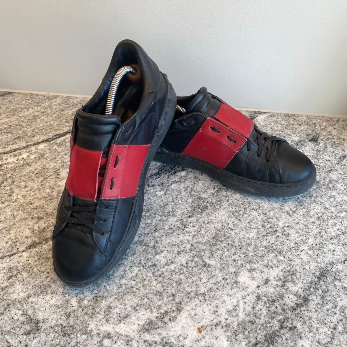 Svarta sneakers med röd detalj från Valentino