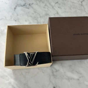 Louis Vuitton epi lether belt - ÄKTA Louis Vuitton monogram bälte i svart epi läder | Mycket fint skick | Storlek 90cm | Kvitto och äkthetscertifikat från vestire collective finns! | Säljs inte längre, nypris runt 7000kr | Hör av dig vid frågor eller funderingar!
