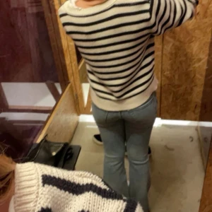  ljusblå bootcut jeans  - Säljer ett par Levis  i ljusblå tvätt med klassisk bootcut passform. Jeansen har fem fickor, dragkedja och knapp framtill. Materialet är slitstarkt denim och modellen sitter snyggt över höften och låren innan de blir vidare nedtill.