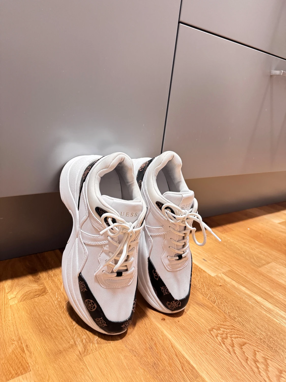 Chunky vita sneakers från Guess - 4