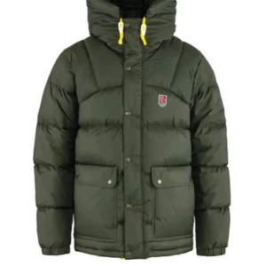 Söker - St S-xs. Skriv om du har i grön, svart eller mörkblå. Helst grön Kan max betala 2000kr. Ska gärna vara i fint skick