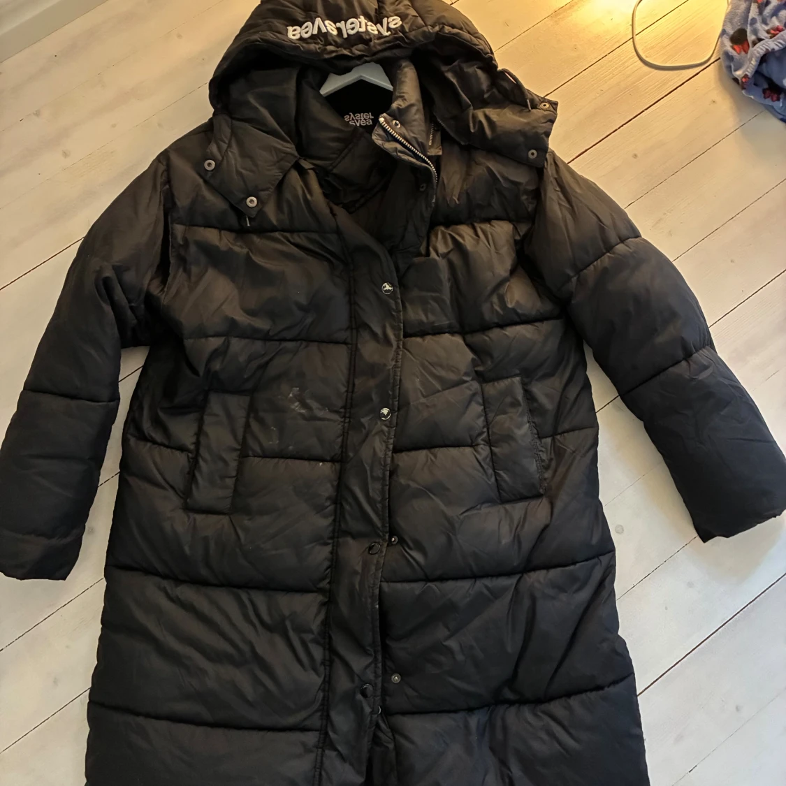 Svart lång pufferjacka från Svea