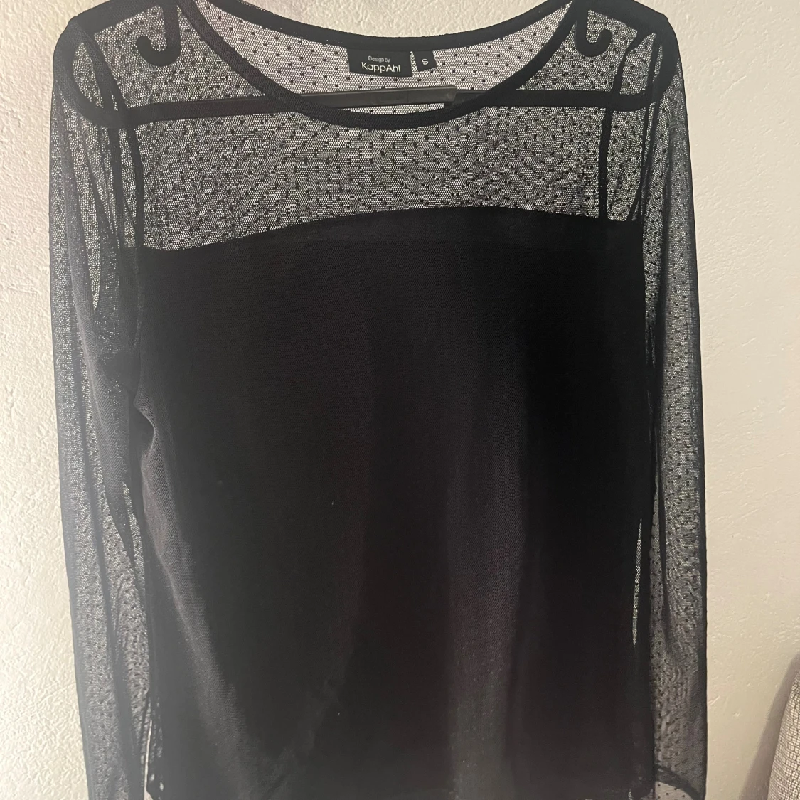 Svart meshblus med prickigt mönster KappAhl - 1