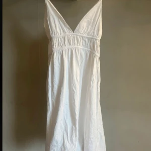 Vit långklänning med v-ringning - Superfin lång vit klänning från Zara 🤍 Aldrig använd! 🤍