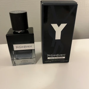 Yves Saint Laurent Y EdP 60ml - Y Eau de Parfum från Yves Saint Laurent, 60 ml. Snygg och modern design som passar dig som vill sticka ut. Refillable spray för dig som gillar hållbarhet. Perfekt storlek att ta med överallt. Ungefär 20ml kvar.