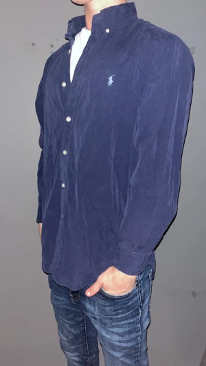 Ralph Lauren skjorta  - Raffe skjorta - Storlek: M - Mycket bra skick - Nypris: 1699kr - Vårt pris: 299kr - hör av dig vid funderingar 💫