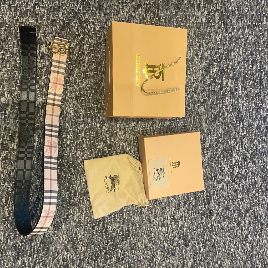 Burberry bälte i skinn med rutigt mönster