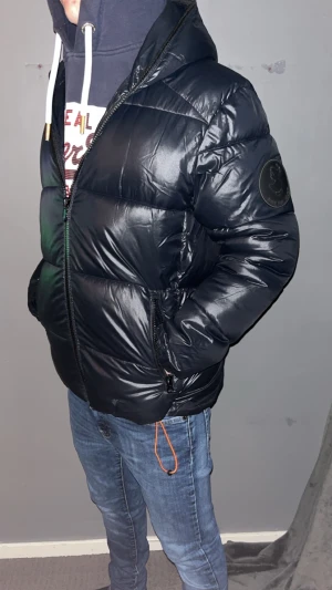 Save the duck jacka - Vinterjacka - Save the duck - Storlek L - Mycket bra skick, litet hål (se bild) - Nypris: 3999kr - Vårt pris: 399kr - Hör av dig vid funderingar 💫