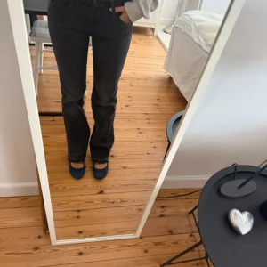 Levis jeans  - Grå/svarta Levis jeans. I modellen supermode boot.  Storlek 27. Har sprättat upp i längden, går att sy upp om önskas, men sitter bra på mig som är 167 cm!