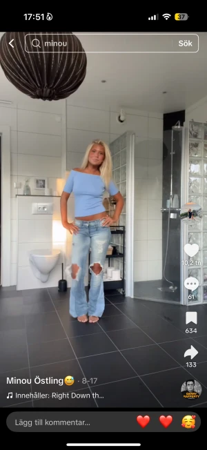 Blå topp från hm  - Slutsåld och populär lapparna är borta med hon jag köpte av sa att den va i S, tror att den kan vara större men vet ej för brukar ha xs❤️går lägst till 150