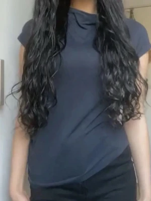 Mörkblå basic t-shirt - En enkel och stilren mörkblå t-shirt med korta ärmar och rund hals. Perfekt för en clean och avslappnad look. Sitter normalt och är lätt att matcha med jeans eller shorts.