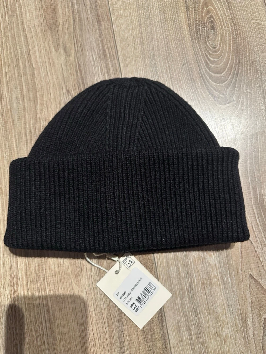 Svart ribbstickad mössa från GANT - 1