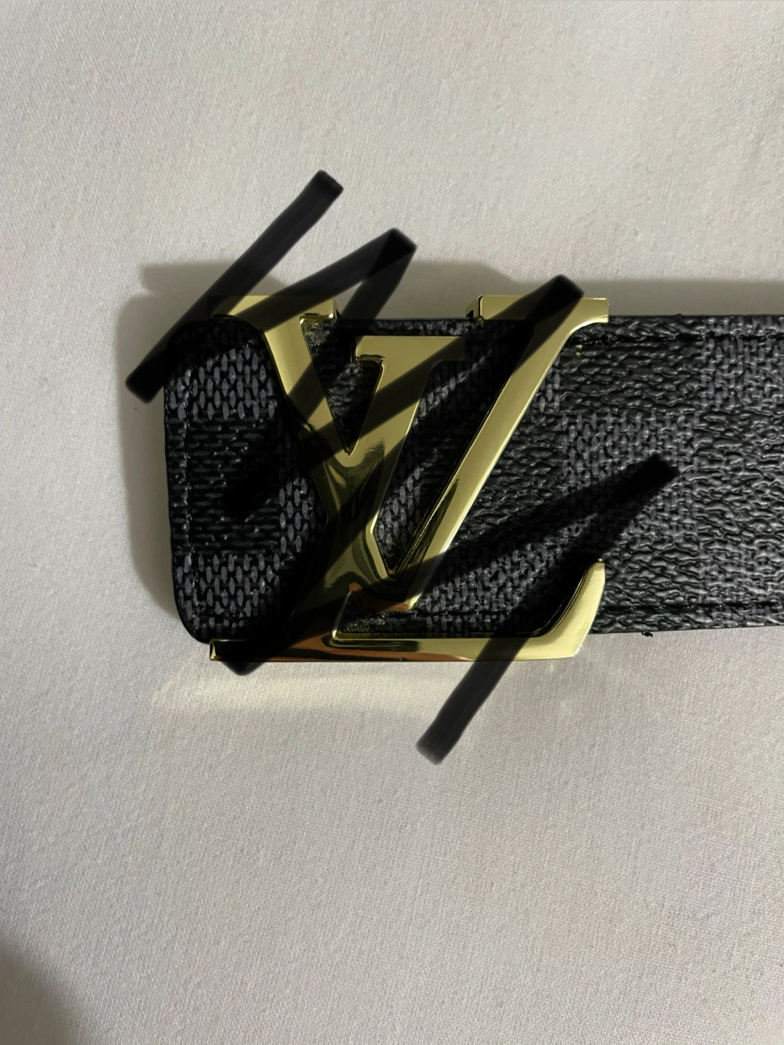 svart skinnbälte med guldspänne - 4