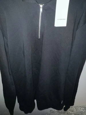 Half Zip up Lindbergh - Säljer då denna tröja för att den är för stor och den kommer inte till användning så vill bli av med den