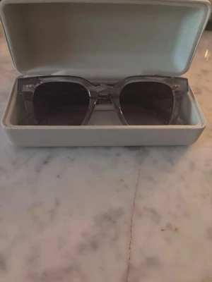 Grå 04ror  från CHIMI - Säljer ett stilrent par glajer från CHMI. Brillorna är använda fåpar gngr och är just därför jag säljer dom dom har inte kommit till användo. Dom kommer i en vit clean förpackning som har en liten fläck på men det syns knappt annars är den i bra skick. Kommer också med en vit glasögons putts. Skriv om ni har frågor😀!