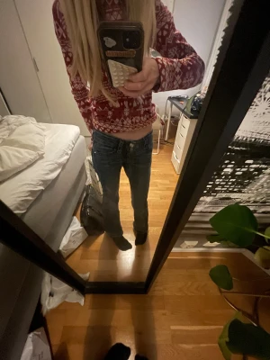 Mörk blå bootcut jeans från Gina Tricot - Snygga blå jeans från Gina Tricot i storlek 146. Modellen har låg midja och bootcut-ben som ger en cool siluett. Klassisk femficksdesign och knappstängning framtill. Perfekta för dig som gillar en avslappnad och trendig look.