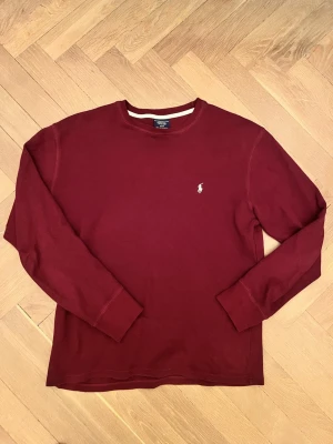 Vinröd Ralph lauren  - Säljer en vinröd Ralph lauren tröja perfekt inför julen! Riktigt skön på kroppen och i mycket bra skick. Det är en sovtröja, men kan givetvis användas som vanlig tröja också! Tveka inte att fråga frågor! Pris kan diskuter vid snabbt köp! 🤗