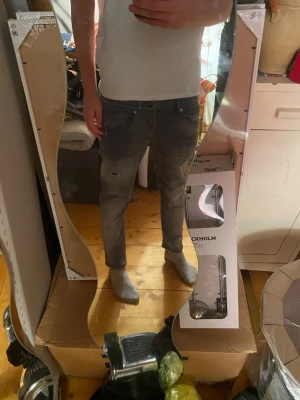 Gråa skum jeans från dondup  - Säljer dondup jeans med slitningar 