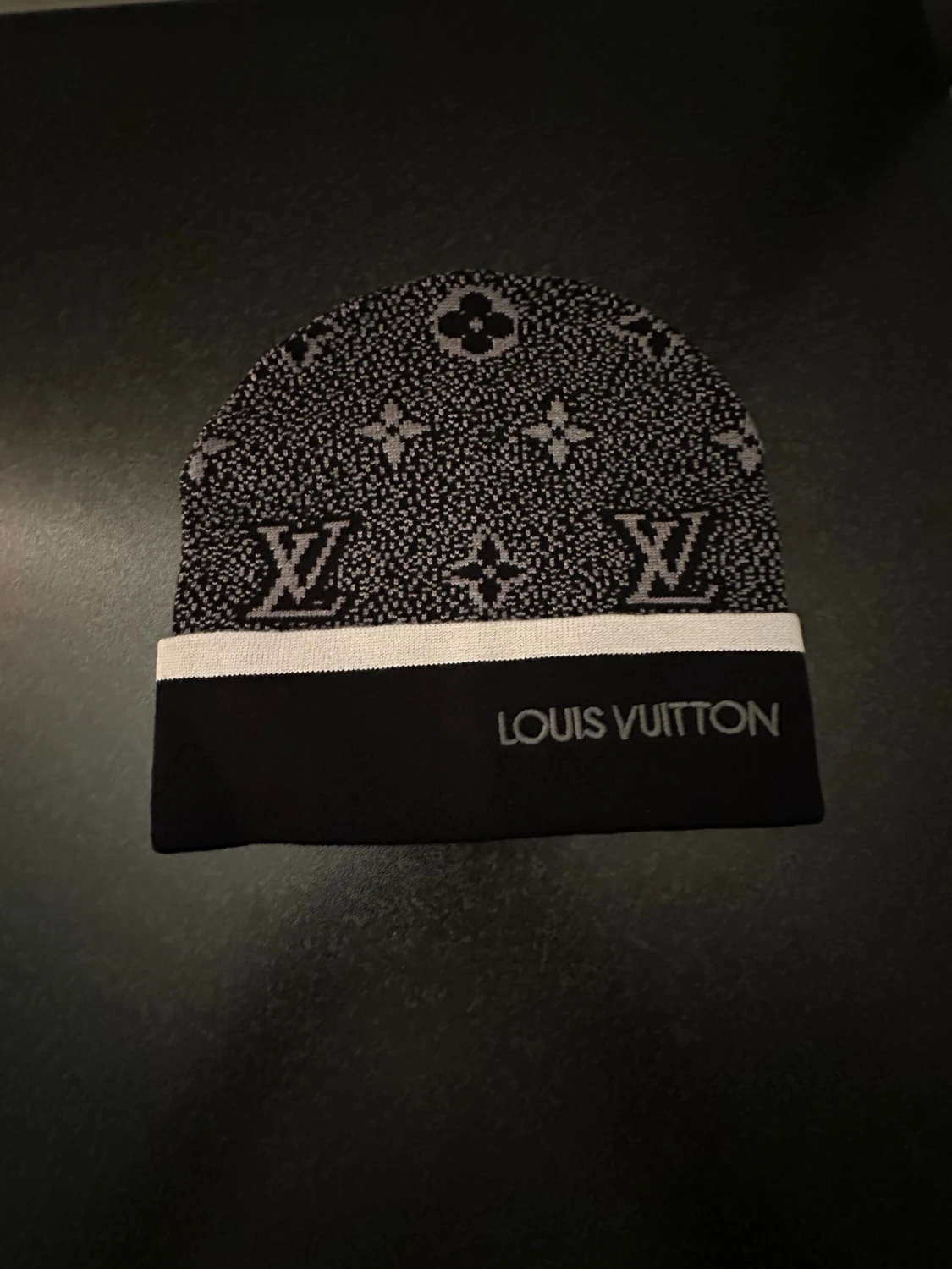 Svart och vit L och V mössa