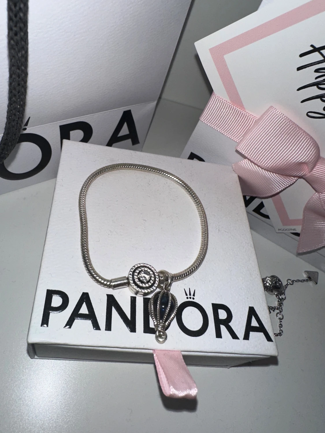 Silverfärgad Pandora armband med berlocker - 2