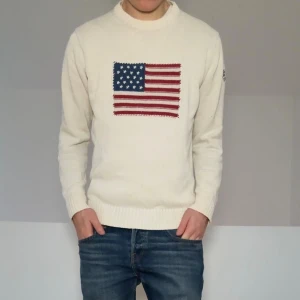 Gant USA vit tröja - Säljer en sjukt fet vit tröja från Gant med USA flagga framtill. Strl M och sitter som S–M. Tröjan är i mycket bra skick därmed inga defekter. Hör gärna av er vid frågor eller funderingar!!
