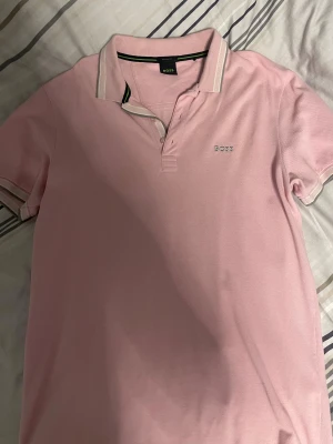 Rosa pikétröja från BOSS, storlek L - Säljer en snygg rosa pikétröja från BOSS i storlek L, passar M också. 