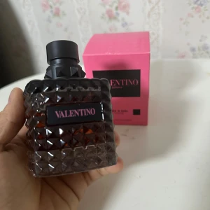 Valentino Donna Born In Roma Intense - Valentino Donna Born In Roma Intense Eau de Parfum, 100 ml. Snygg och modern doft i en cool flaska. Tillverkad i Frankrike. Perfekt för dig som vill sticka ut med stil.