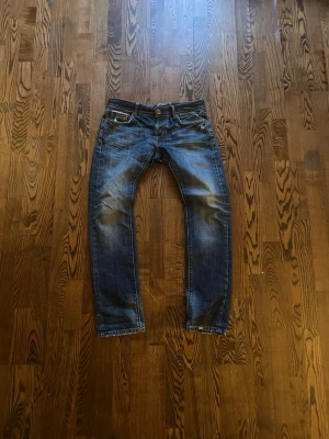 Slim straight selvedge jeans - Asfeta jeans med nice fades. De sitter som en 32 x 34.                                           Waist: 44 cm                                                    Inseam: 85 cm                                    Leg opening: 20 cm                                       Total length: 106 cm