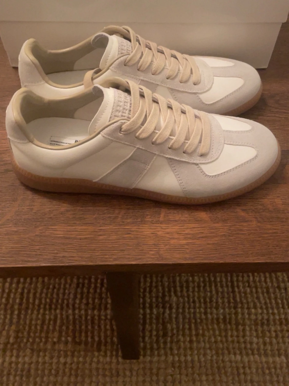 Vita sneakers med beige detaljer