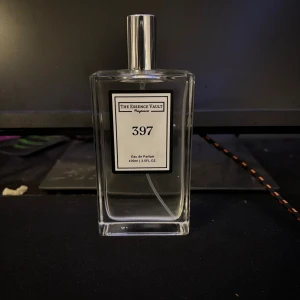 HELT NY The Essence Vault LV Imagination EdP - Tja säljer min ❗️OANVÄNDA❗️parfym från The Essence Vault. Det är nr. 397 inspirerad av Louis Vuitton Imagination. Luktar riktigt gott, som en lyxig fräsch god tvål. Passar både killar och tjejer. Säljer den p.g.a har redan en likadan och fick den i present. Hör av er vid frågor😁