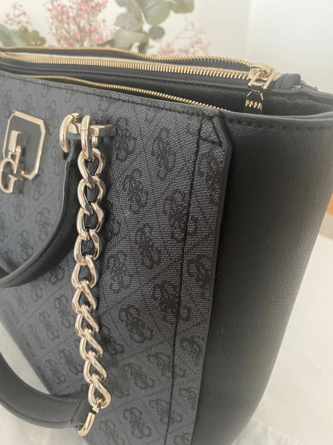 Svart axelväska från Guess med kedja - 3