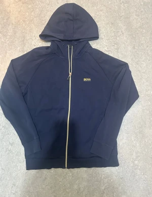 Hugo boss tröja - Säljer denna Hugo boss tröja som jag har använt ett par gånger, storlek S och perfekt för vardagsförbruk 