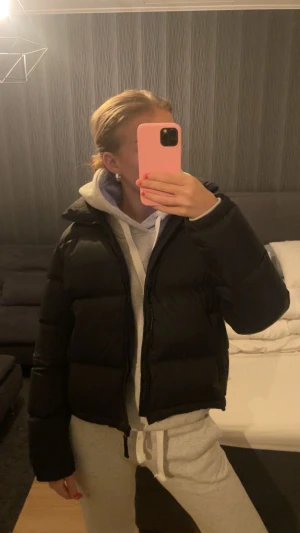 Svart pufferjacka från & Other Stories - Superfin dun jacka ifrån & Other Stories i storlek 36, jättebra skick🤗bara att skriva ifall ni undrar över något💞