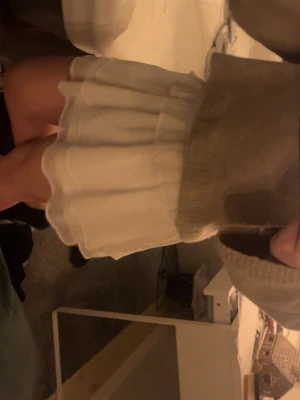 Vit volang tubtopp/kjol - Säljer en superfin vit tubtopp med bandeau-passform och breda volanger. Toppen har inge band och fungerar mycket bra även som en kjol. Hör gärna av dig vid eventuella frågor!❤️