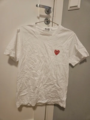 Vit cdg tshirt - Stl M passar S mer liten i storleken plus blir lite mindre i tvätten. Commes de garcons play