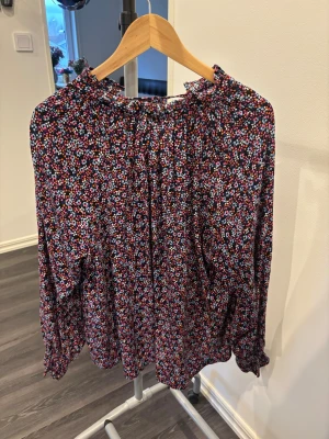 Blommig somrig blus - Sjukt skönt material!