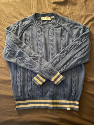 Les Deux stickad tröja - Tvär fet les deux stickad tröja i blå färg. Skicket är jättebra. Storlek L som passar alla från 180-187 ungefär. Priset kan diskuteras.