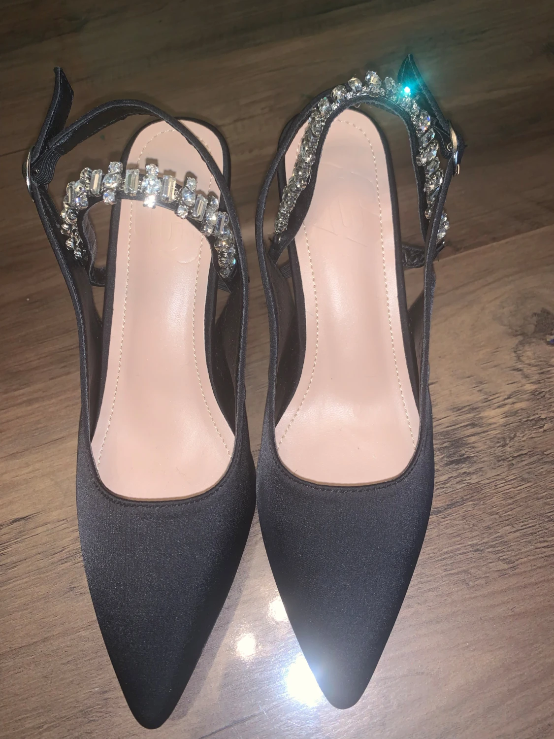 Svarta pumps med strass och klack