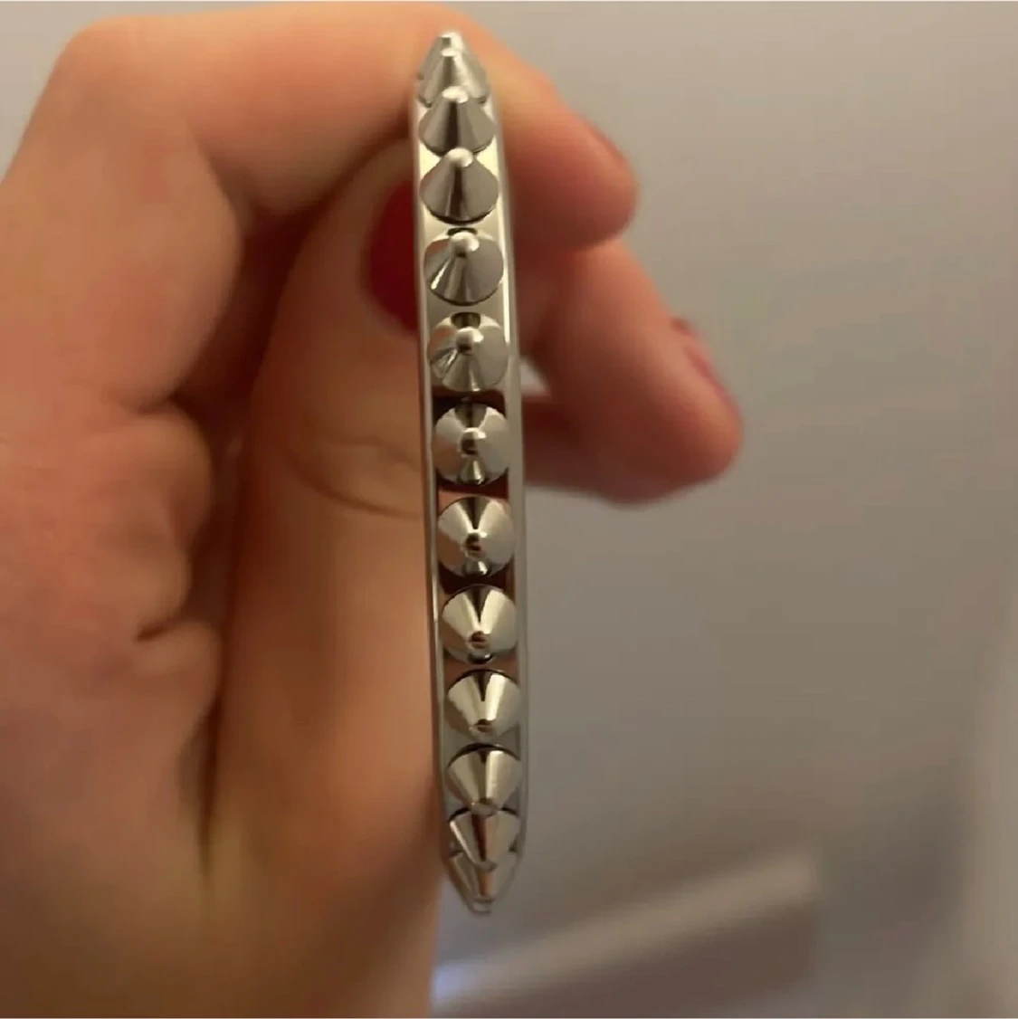 Silvrigt armband med nitar från Edblad - 1