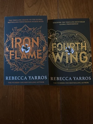Iron Flame & Fourth Wing - Första och andra boken i serien. Olästa och nya!!  Perfekt för dig som älskar äventyr och starka karaktärer (perfekta julklappen😉)
