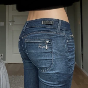 Blå bootcut jeans från Replay - Blå bootcut jeans från Replay. W27, innebenslämgd 80 cm. Jag har sytt de mer lowaist och mer bootcut än de va innan.