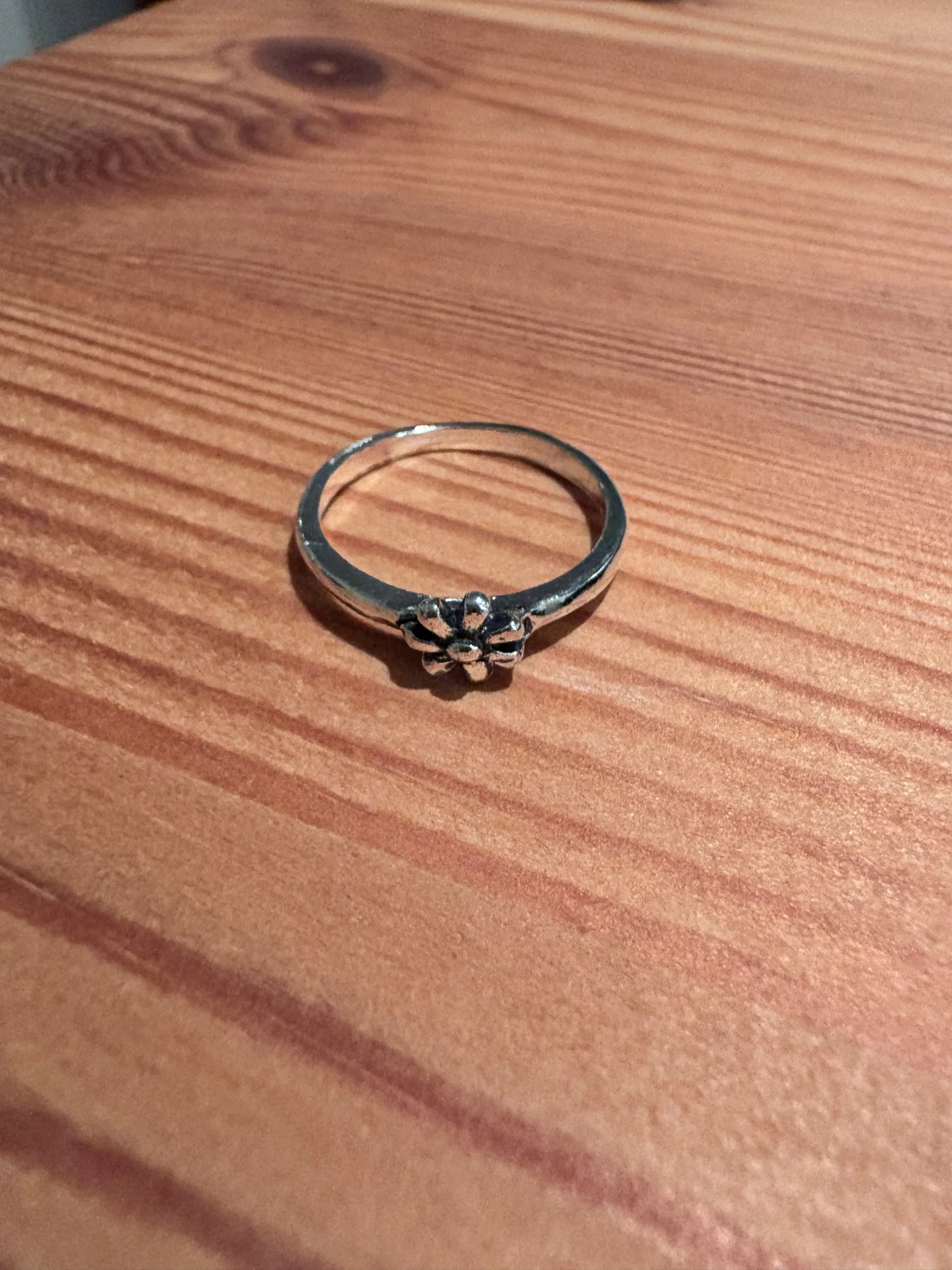 Silverfärgad ring med blomma - 1