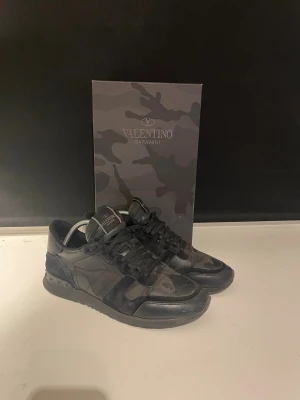 Valentino Rockrunners  - Säljer mina helsvarta Rockrunners | Mycket bra skick förutom hällarna (se på sista bild) | Hör av er vid funderingar 