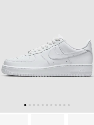  Air Force 1  - Helt nya utan prislapp. Kan mötas upp för att slippa frakten. Skriv om ni vill ha bilder 😊pris kan sänkas vid snabb köp 