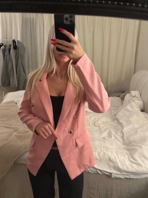 Rosa kavaj Xs - Superfin rosa kavaj med guld knappar. Storlek Xs. I superfint skick. Säljer för 80 kr!